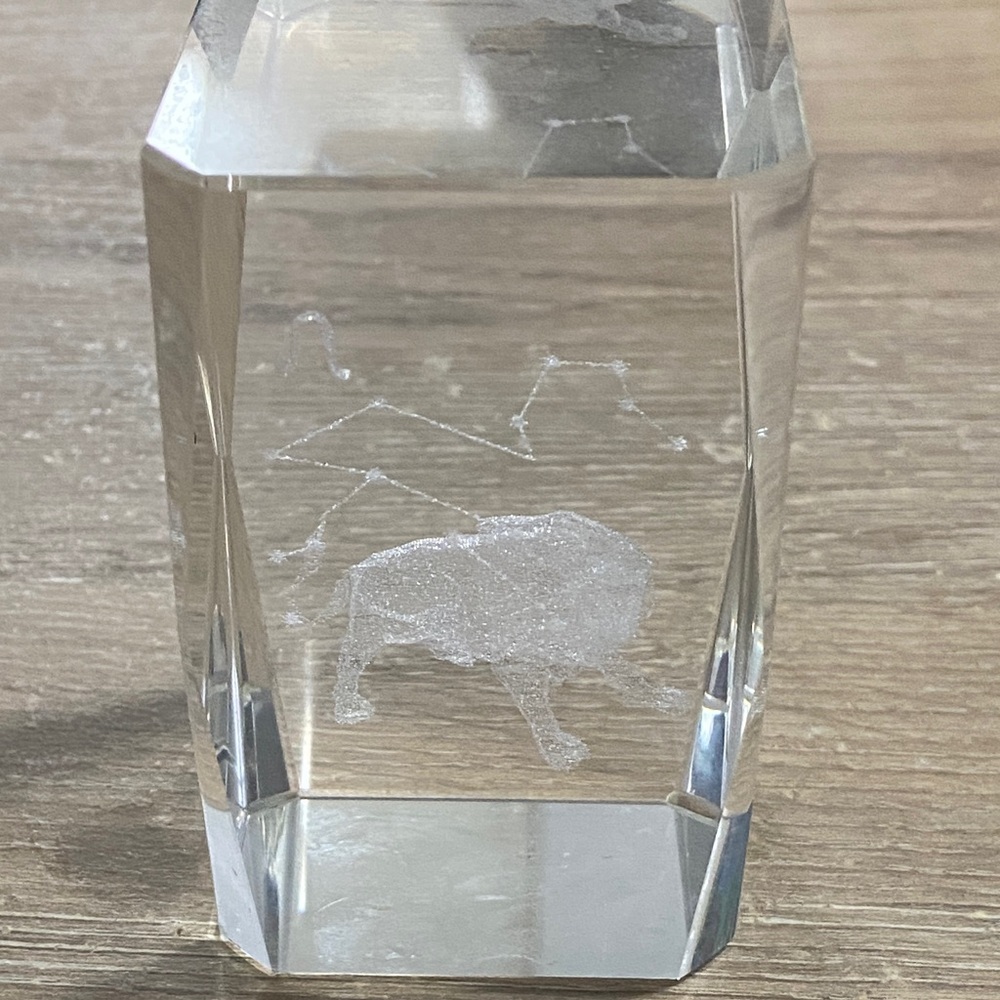 VTG Crystal Glass Paperweight with Laser Etched Leo Constellation / Lion Figure